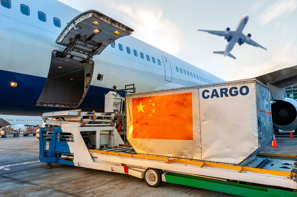 Avión de carga envo en aeropuerto